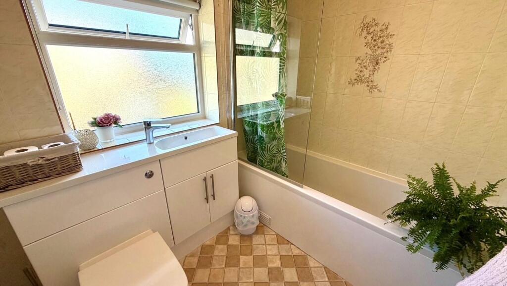 TILED 3-PIECE BATHROOM