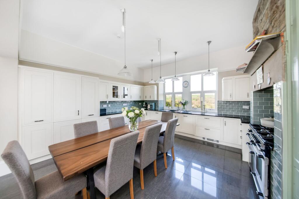 OPEN-PLAN DINING KITCHEN AND FAMILY ROOM
