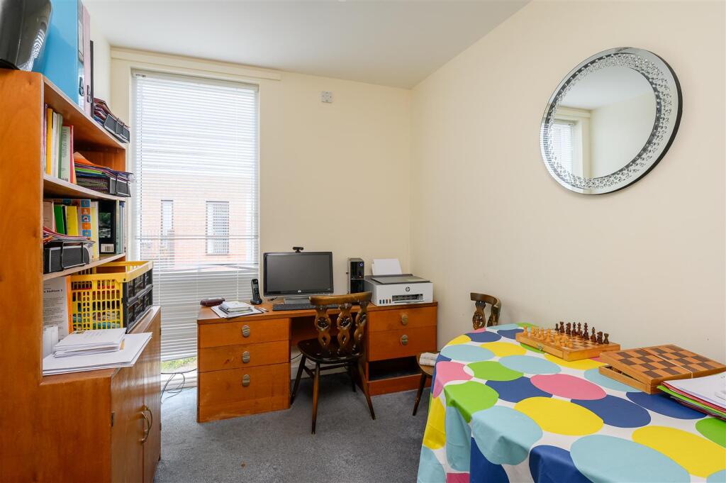 BEDROOM/STUDY