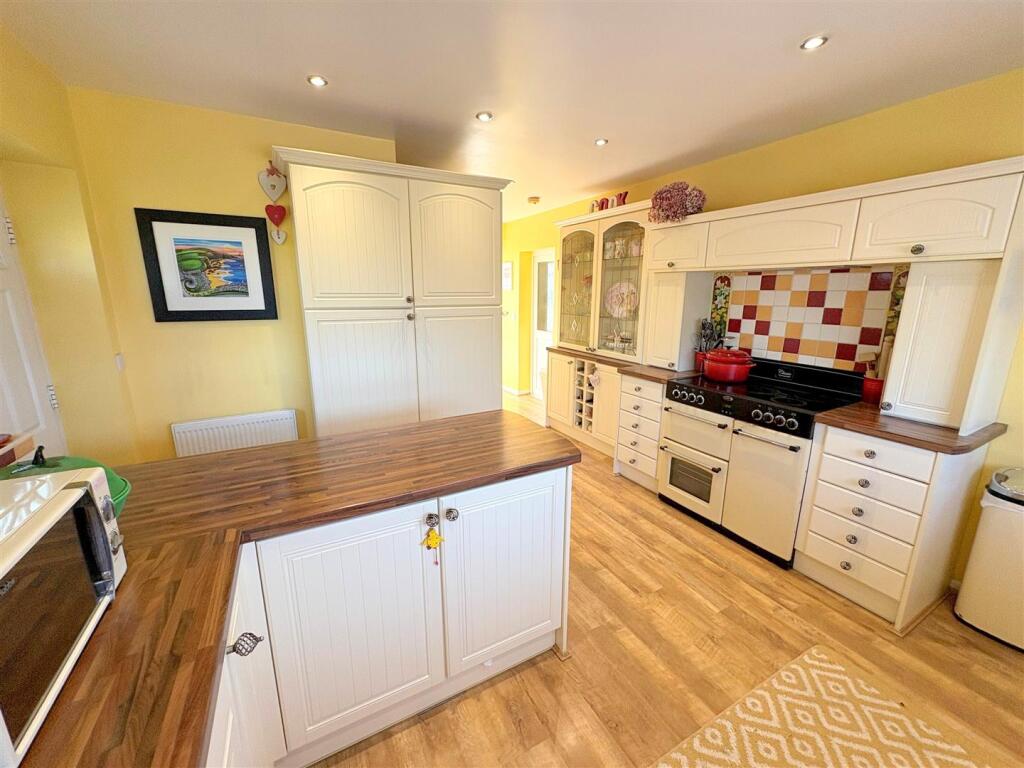 Kitchen e.jpg