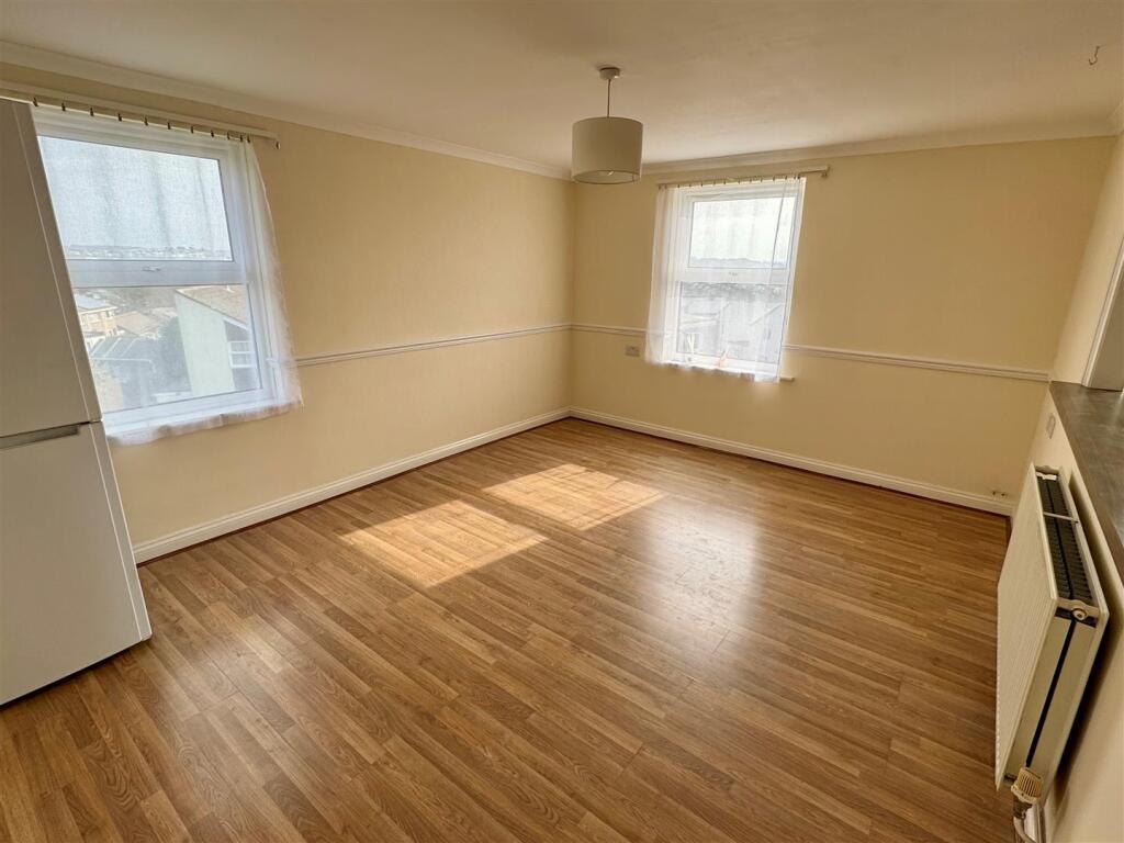 99 Hawkins Road Lounge