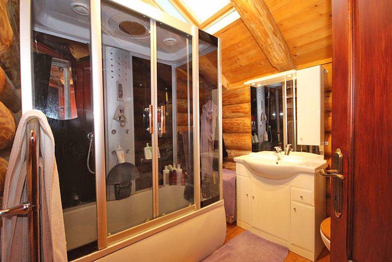 En-suite to master bedroom 