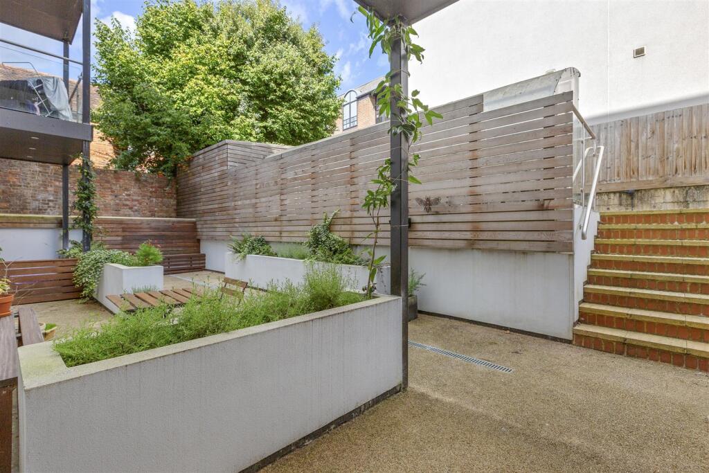 5 Trinity Place, Easton Street, HP11 1WN-12.jpg