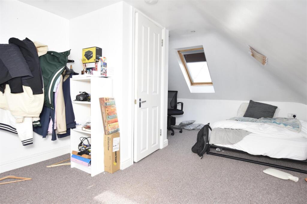 Bathroom 4 (loft).jpg