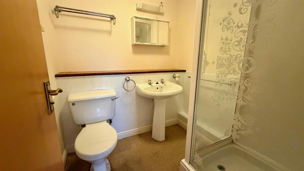 3-PIECE SHOWERE ROOM