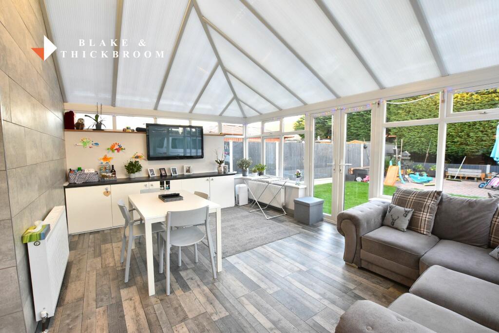 CONSERVATORY/DINING AREA