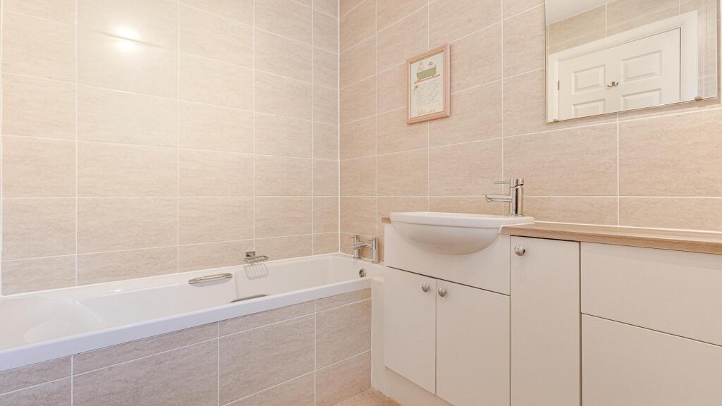 EN-SUITE BATHROOM