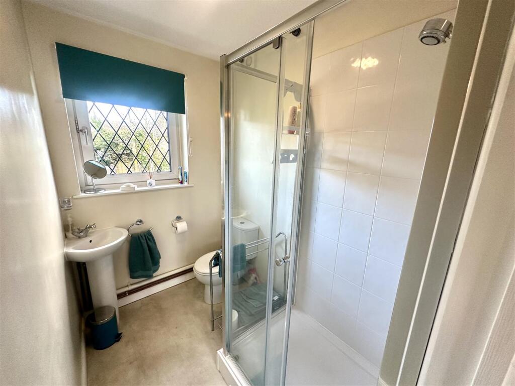 EN-SUITE SHOWER ROOM