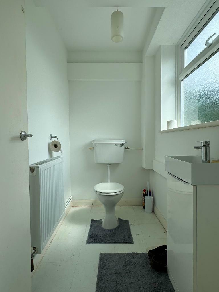 Cloakroom (garden level)
