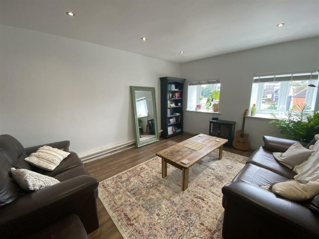 LIVING/DINING ROOM