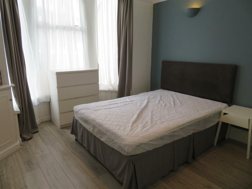 1 Edmund Road Bed1.JPG
