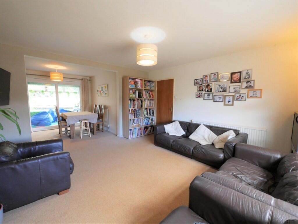 SITTING &amp; DIN...