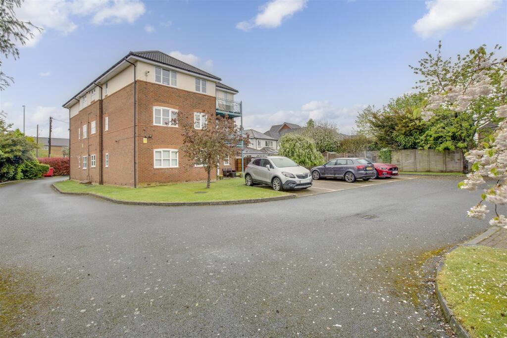 8 Midsummer Court, Penn Road, HP15 7LD-14.jpg
