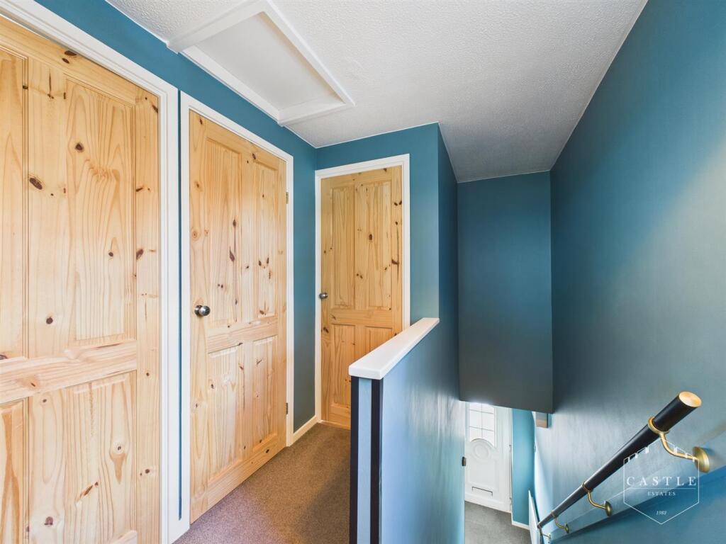 FIRST FLOOR LANDING