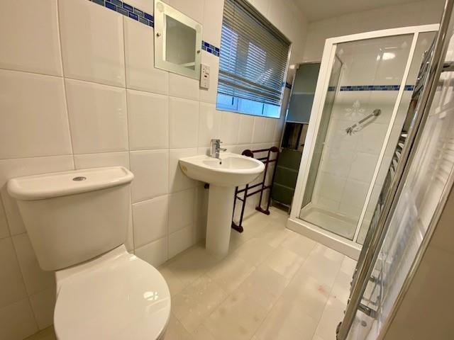 30 Hermitage Woods Crescent Bathroom.jpg