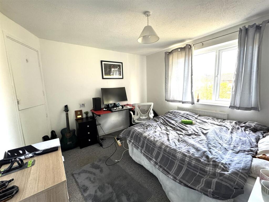 Bedroom 2 Porlock Cl.jpg