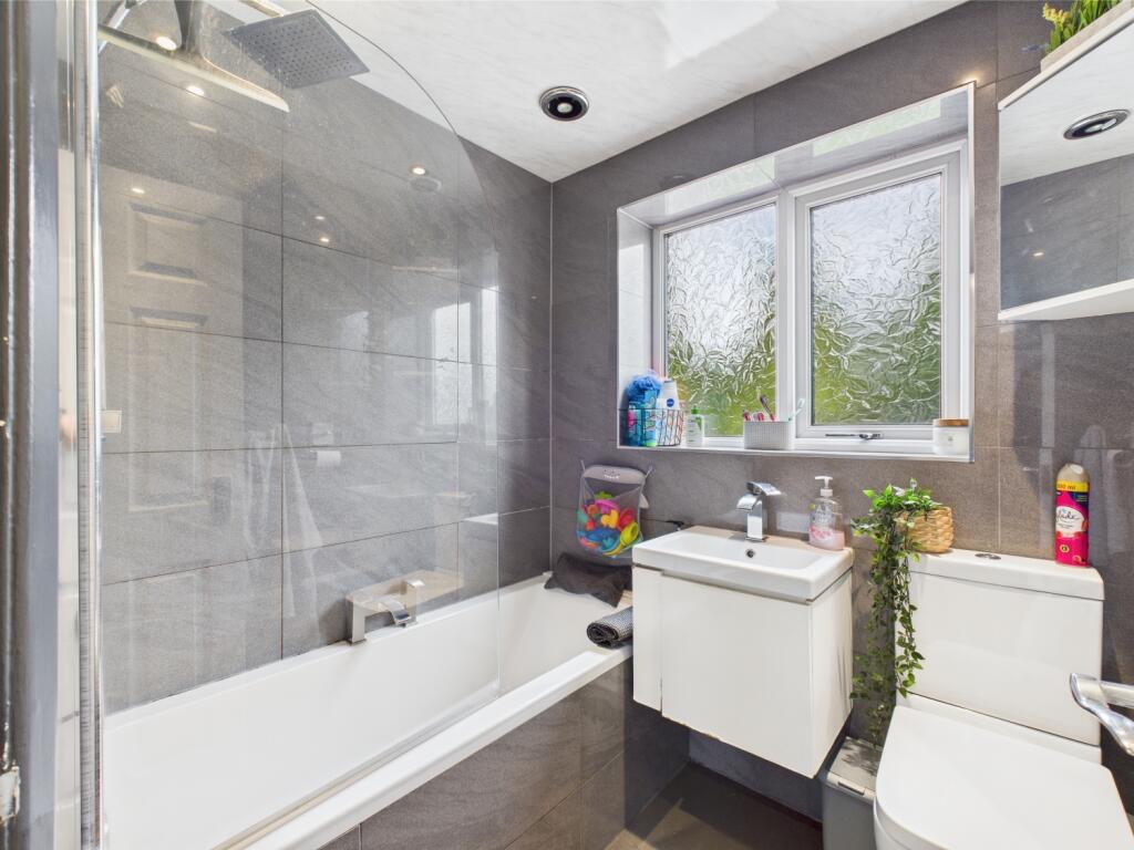 CAM03729G0-PR0054-STILL016