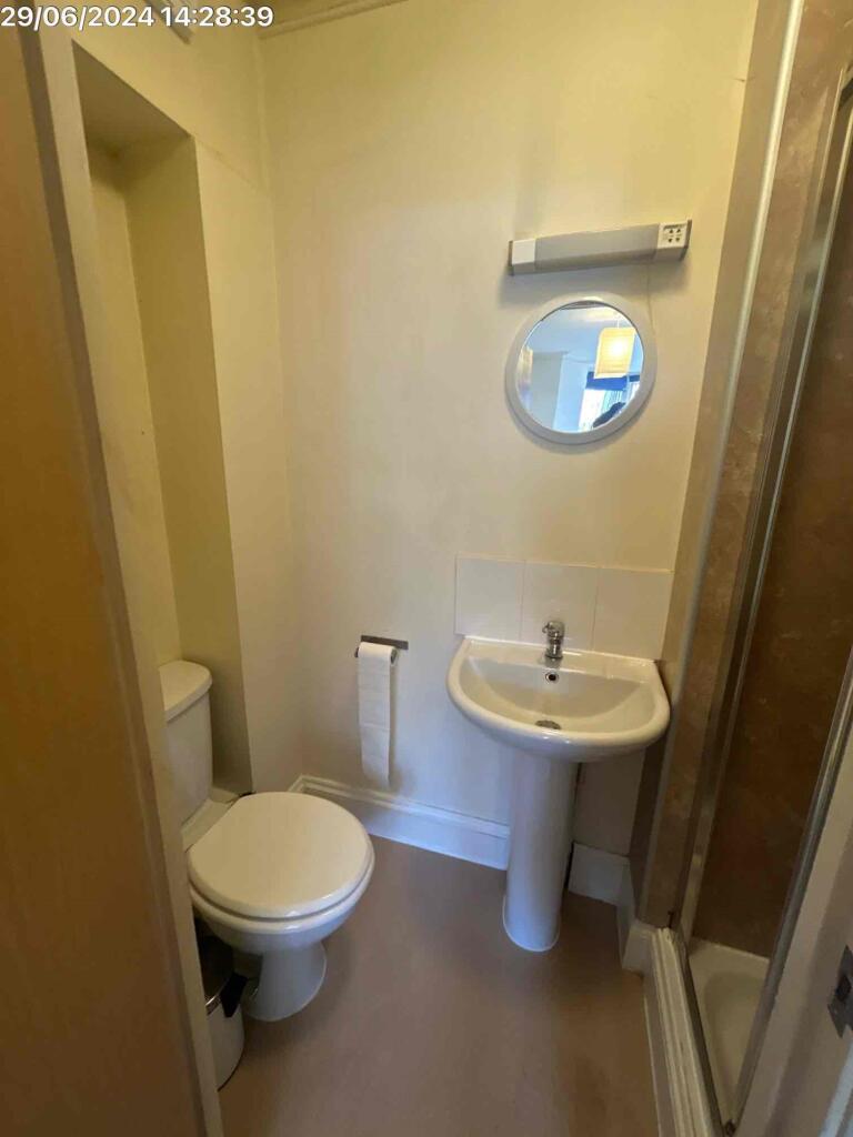 Flat1lower58AlmaRoad-Ensuite2-13654626-1-0