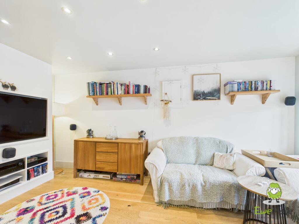 EweMove Estate Agents Basingstoke - 2 Cowslip Bank