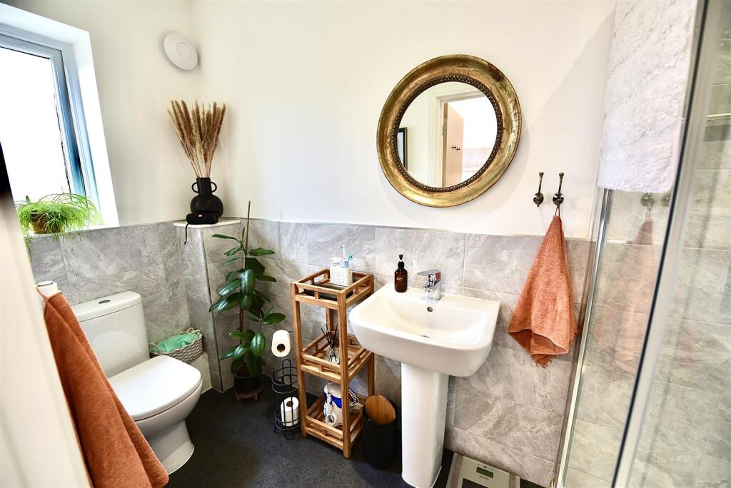 EN-SUITE SHOWER ROOM