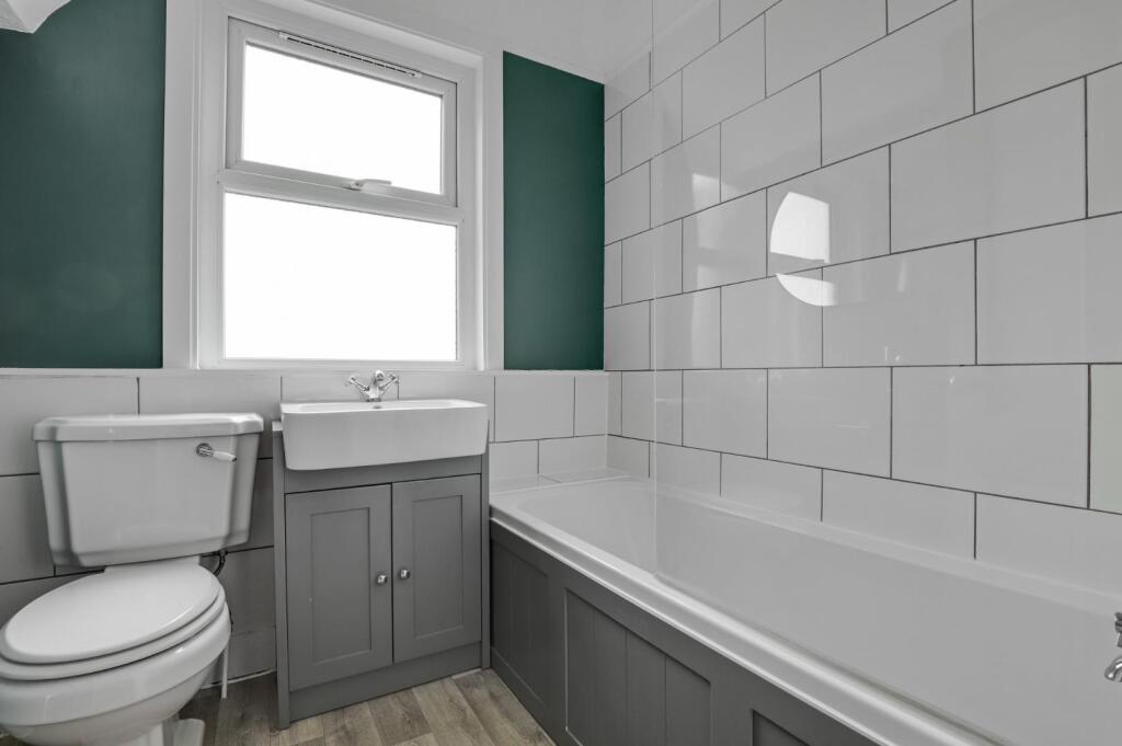 12-8010JHPropWpen - Flat 2, 195 High Street Penge 