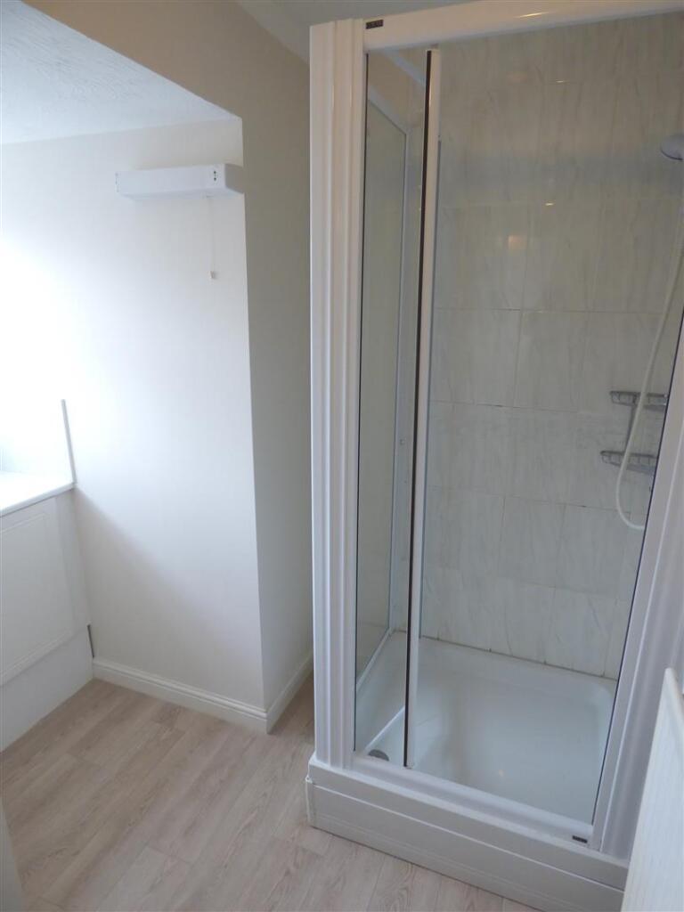 EN-SUITE SHOWER ROOM