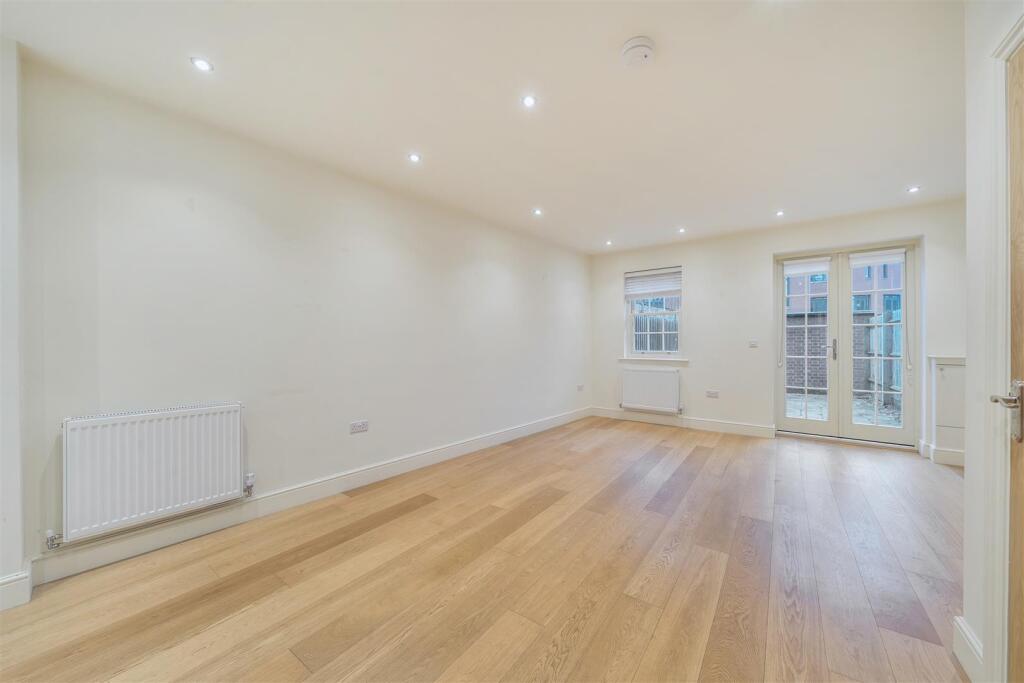 50 Northampton Road, Towcester (13).jpg