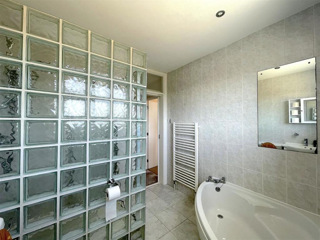 Bathroom (2).jpeg