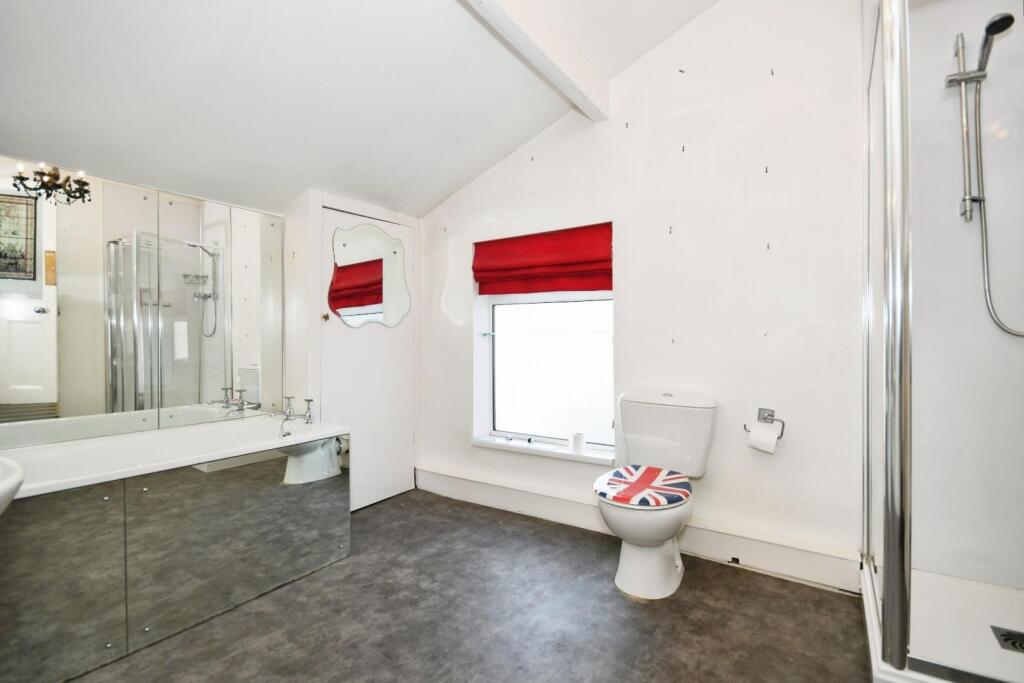 BATHROOM 02.JPG