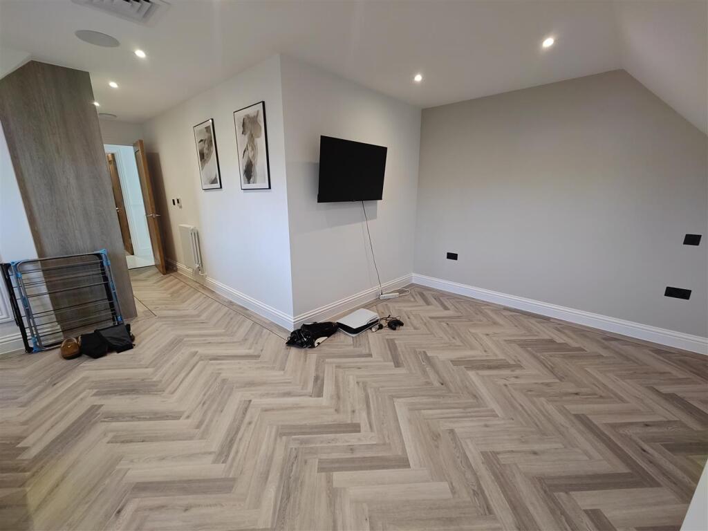 Goldstone Crescent 7  (20).jpg