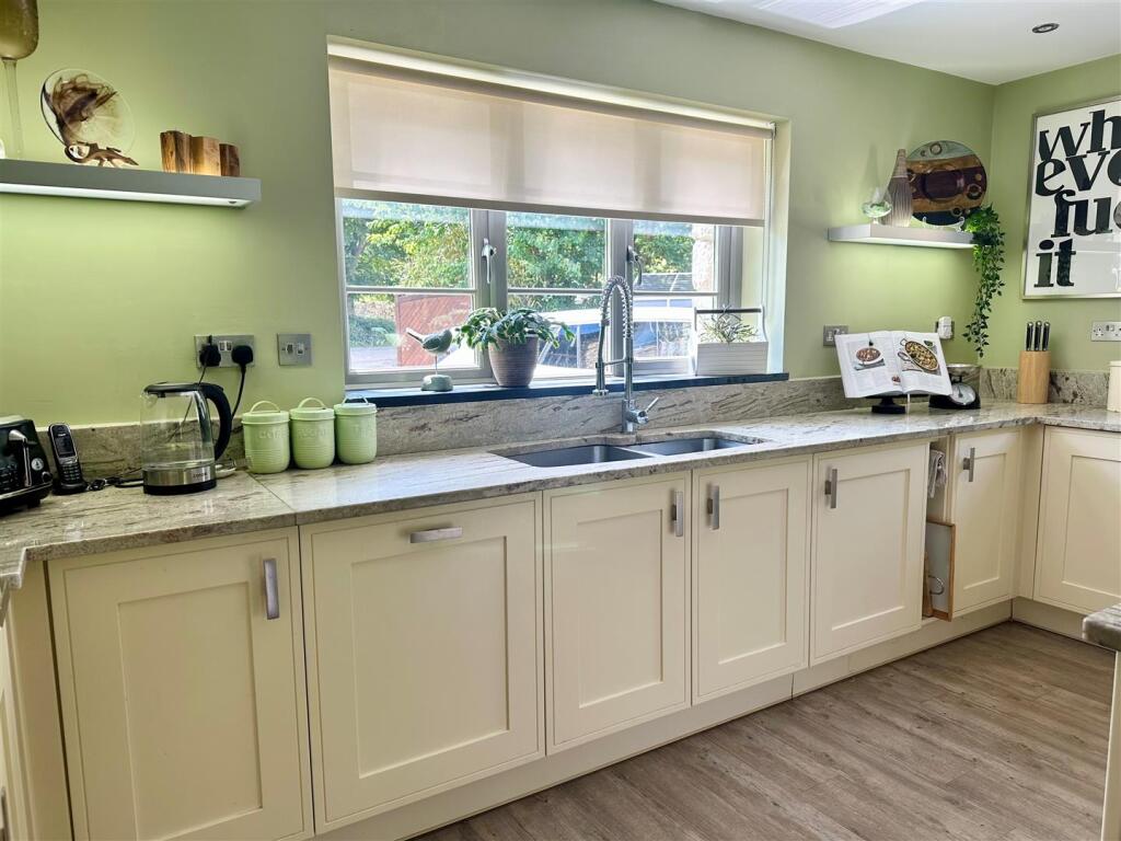 Kitchen 2.jpg