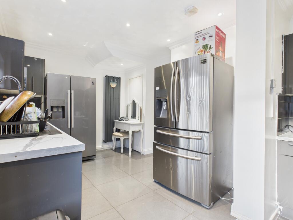 CAM03729G0-PR0192-STILL003