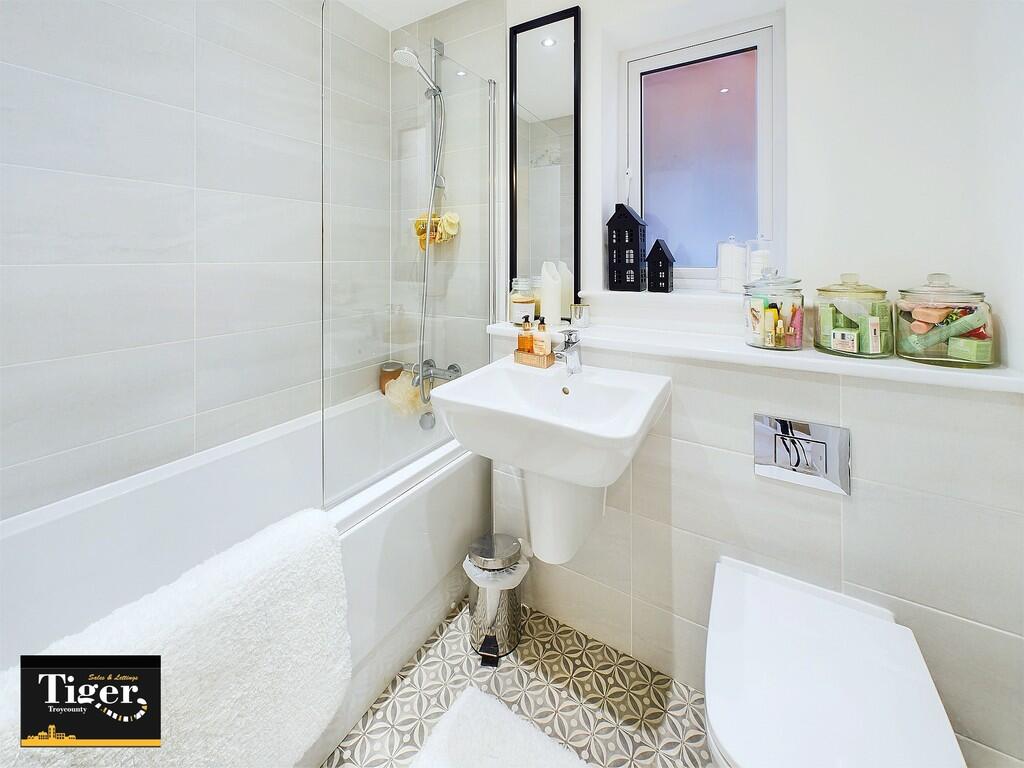 CAM02176G0-PR0452...