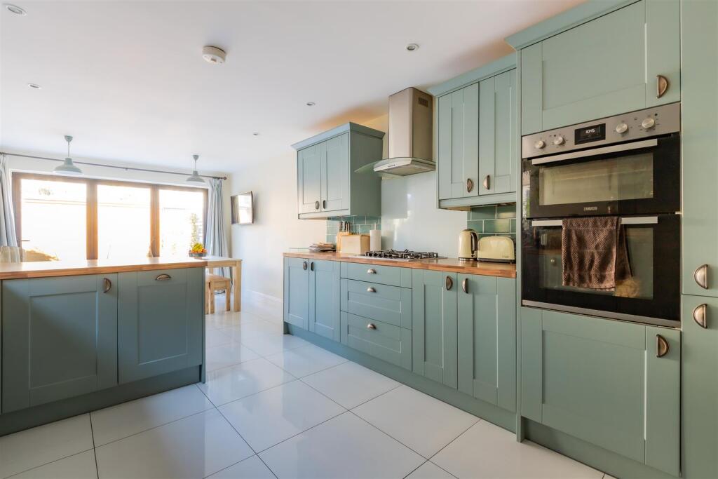 Kingsland Road 13-24.jpg