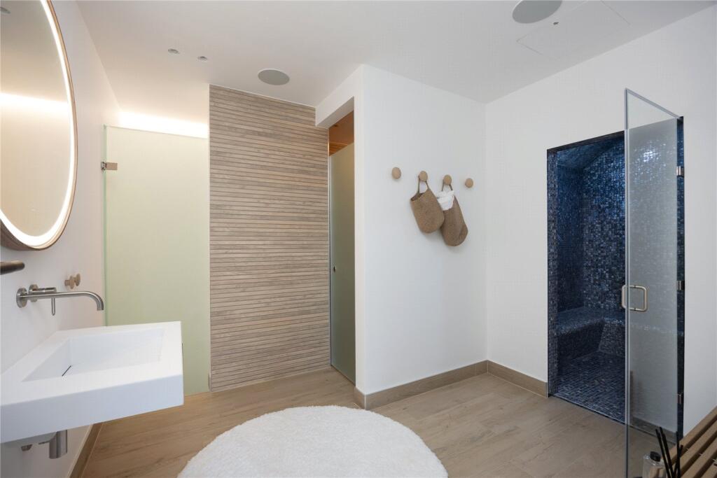 Steam/Shower Room