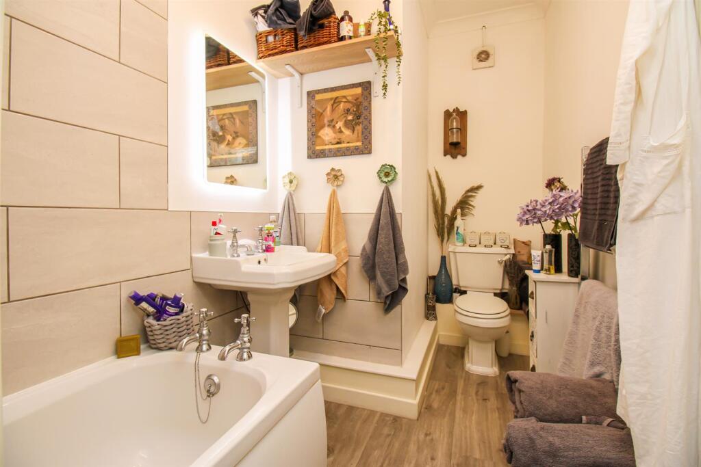 BATHROOM/W.C.