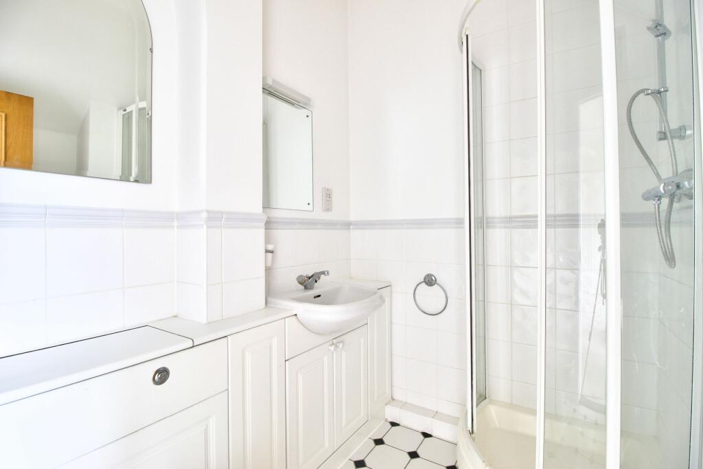 En-suite shower with storage