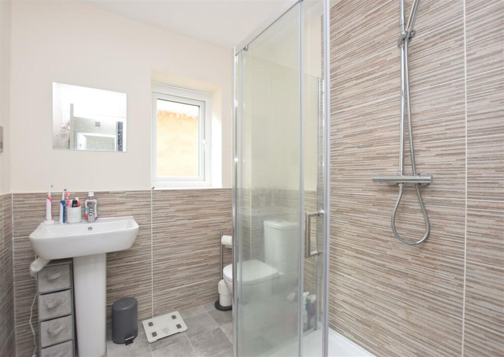 Bed 1 En Suite.JPG