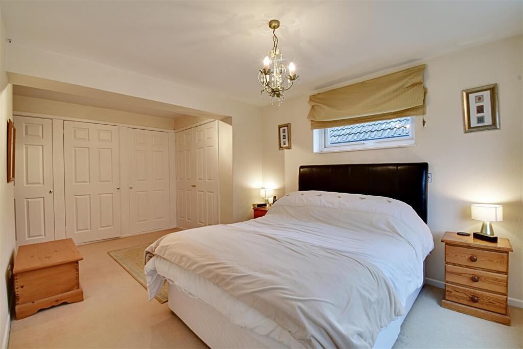 Bedroom 1_1.jpg