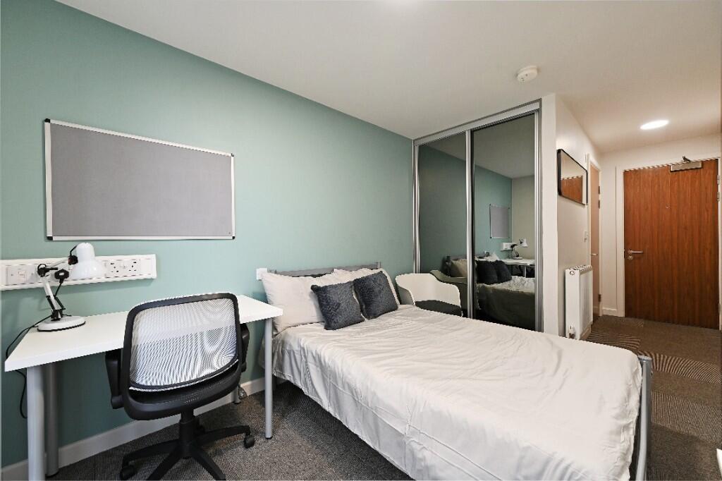 A neat and well-maintained single bedroom featu...