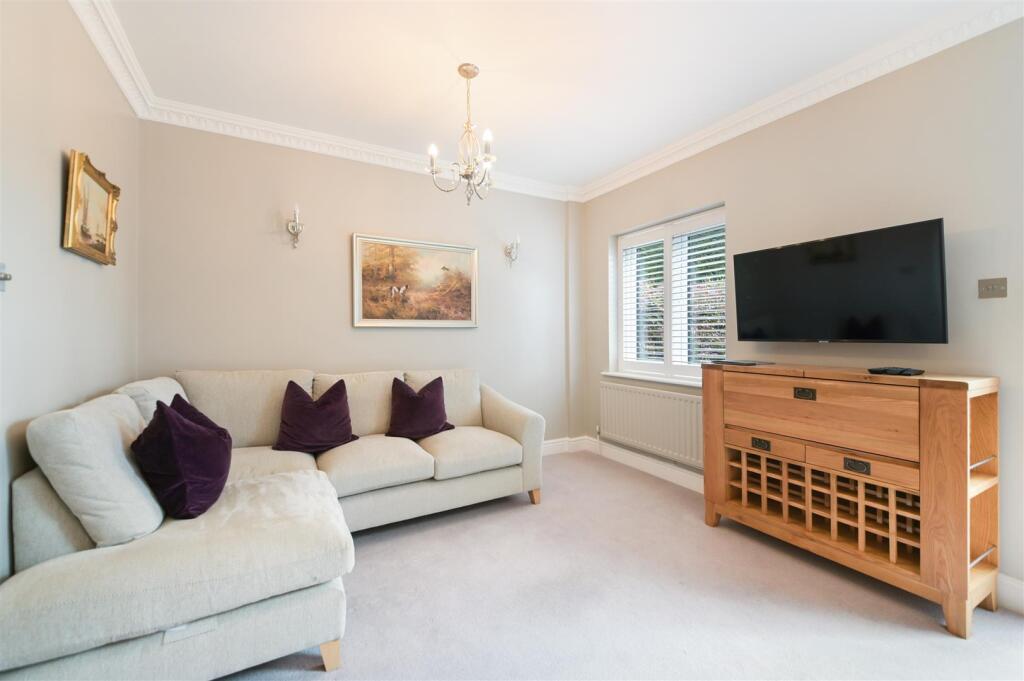 MEADE COURT,28- (4).jpg