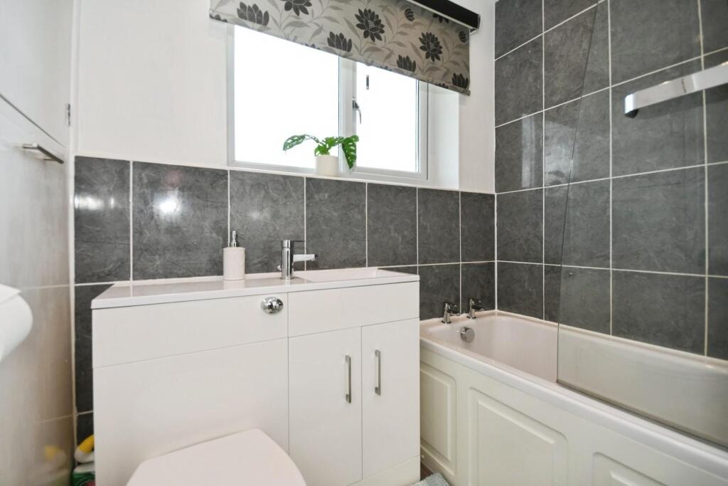 BATHROOM 03.jpg