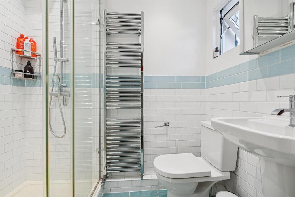 8 Boundary Road SW19 bathroom.jpg