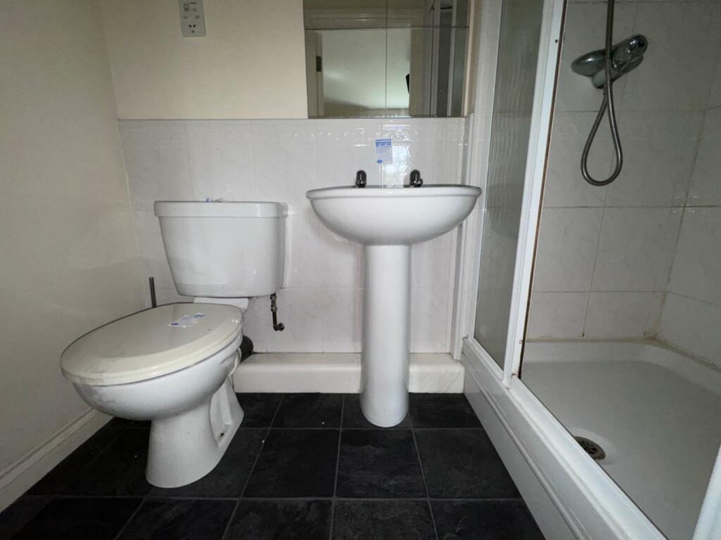 EN-SUITE SHOWER ROOM