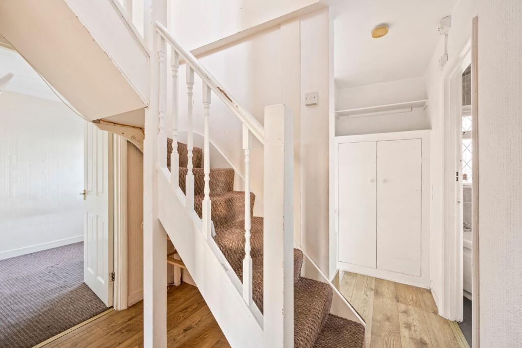 Amberley Drive 128 2ND FL LANDING.jpeg