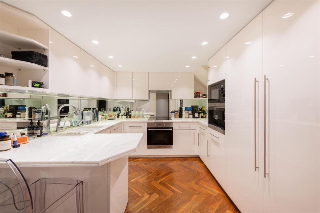 Flat 2, 11 Cadogan Square Hi-8.jpg