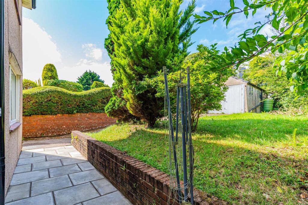 Carisbrooke Way 13a-14.jpg