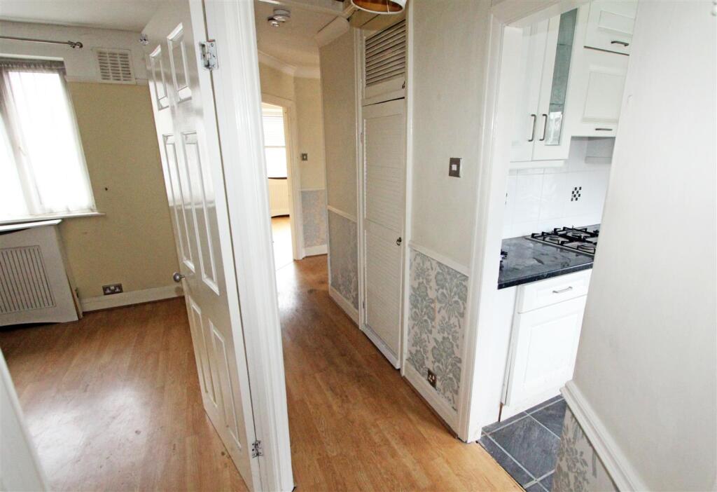 05 IMG_4707 hall.jpg