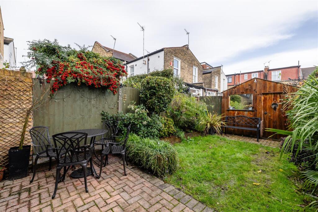Gordon Road, E11