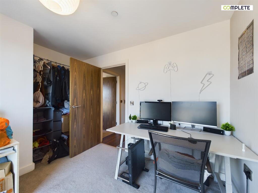 CAM01231G0-PR0080-STILL009